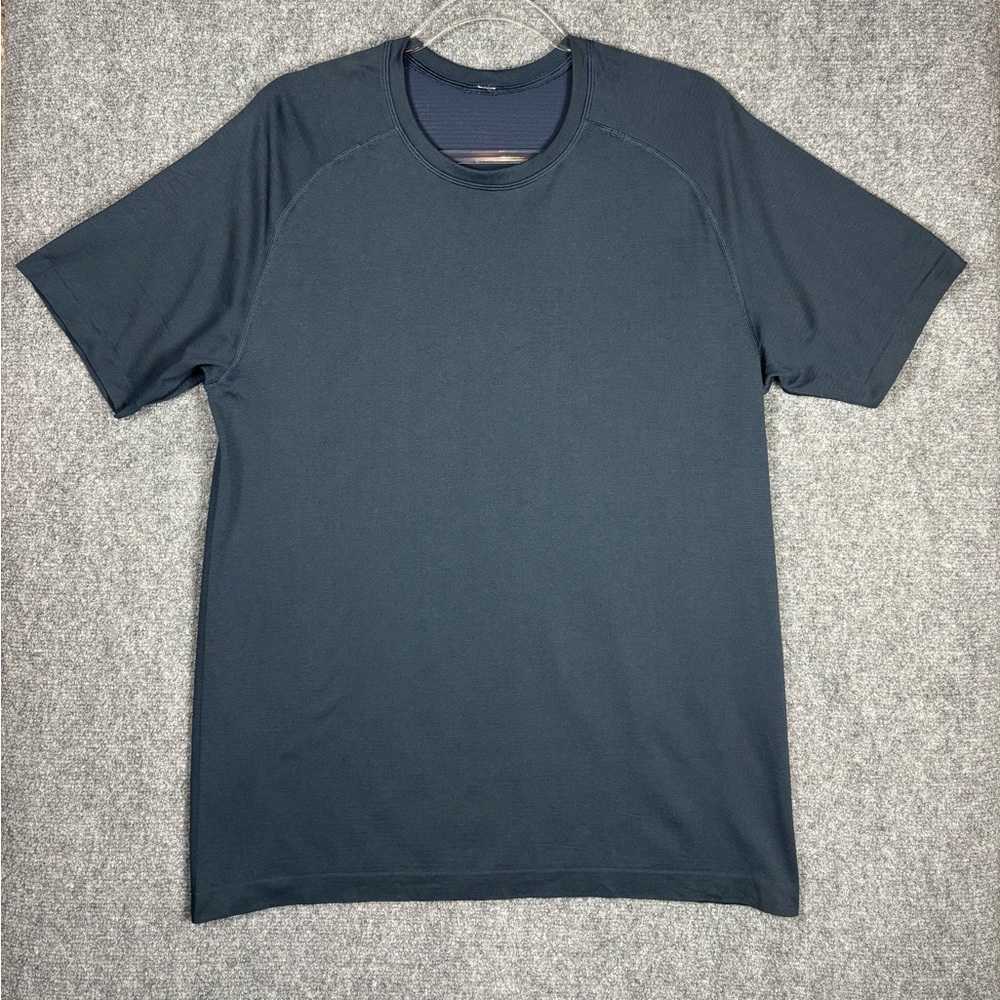 Lululemon Men’s Navy Short Sleeve Active Training Shirt Size Large